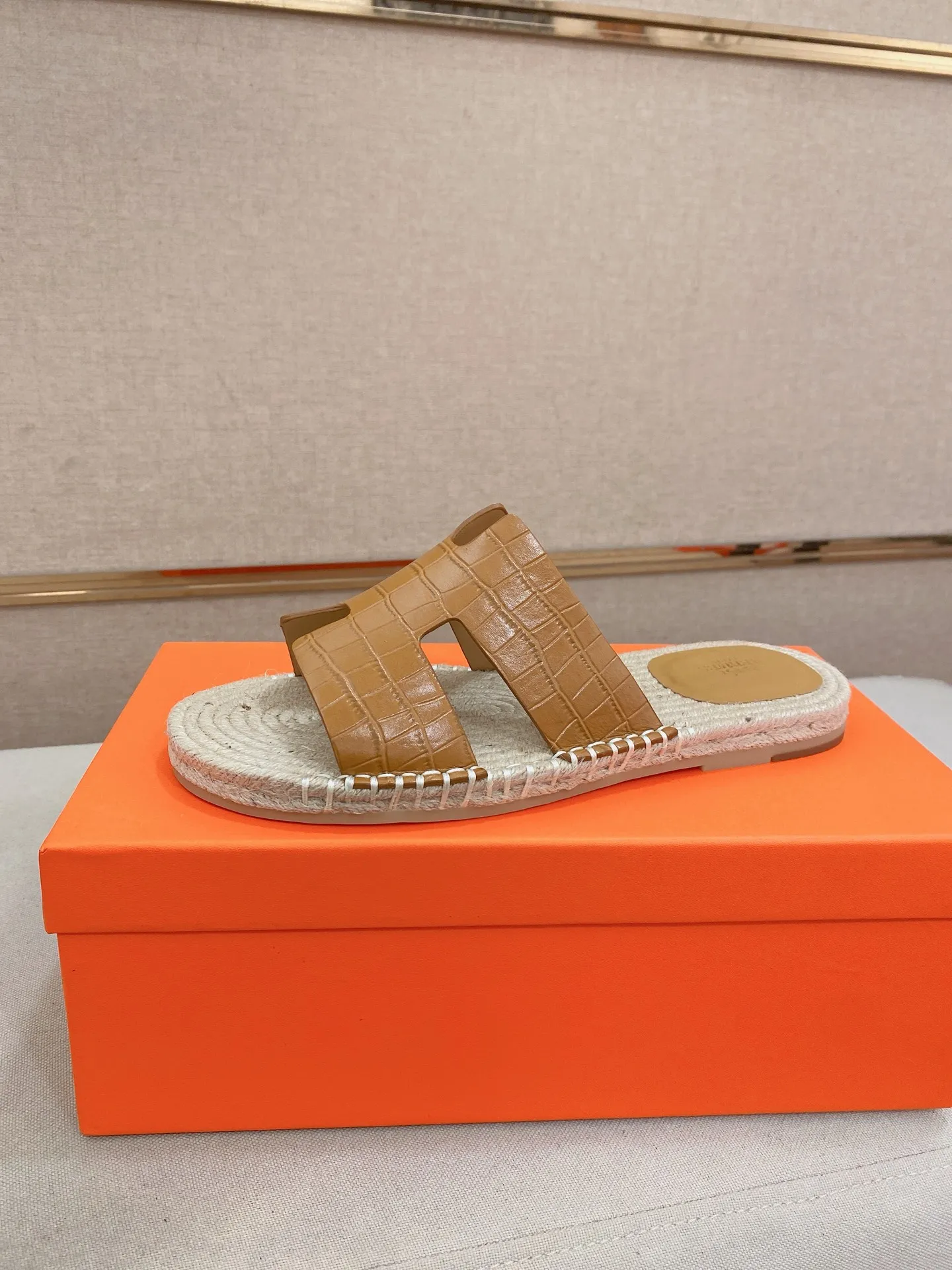 Factory price: 340💰high-end version. "HERMES" Hermès 💁♂️Men's casual slippers, compare the quality at the counter🧚🏿♂️ The upper is made of cowhide leather 🐊crocodile pattern workmanship, purely hand-drawn, raw rubber breathable and non-slip outsole, the inner is breathable and comfortable lambskin, the density is 100% comfortable, the original rubber outsole is wear-resistant and has a code number of 38-44. Can be customized 45-46-47💥🏆